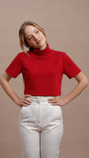 Atelier Top - Red, kırmızı %100 yün dik yakalı crop üst, model üzerinde